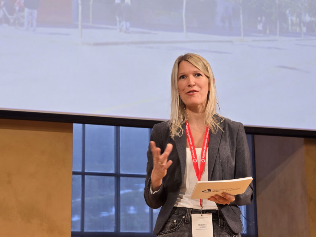 Nærbilde av foredragsholder Rebekka Ljosland på scenen.