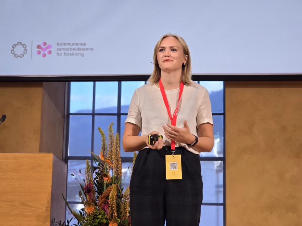 Nærbilde av foredragsholder Hedda E. Barvik på scenen.