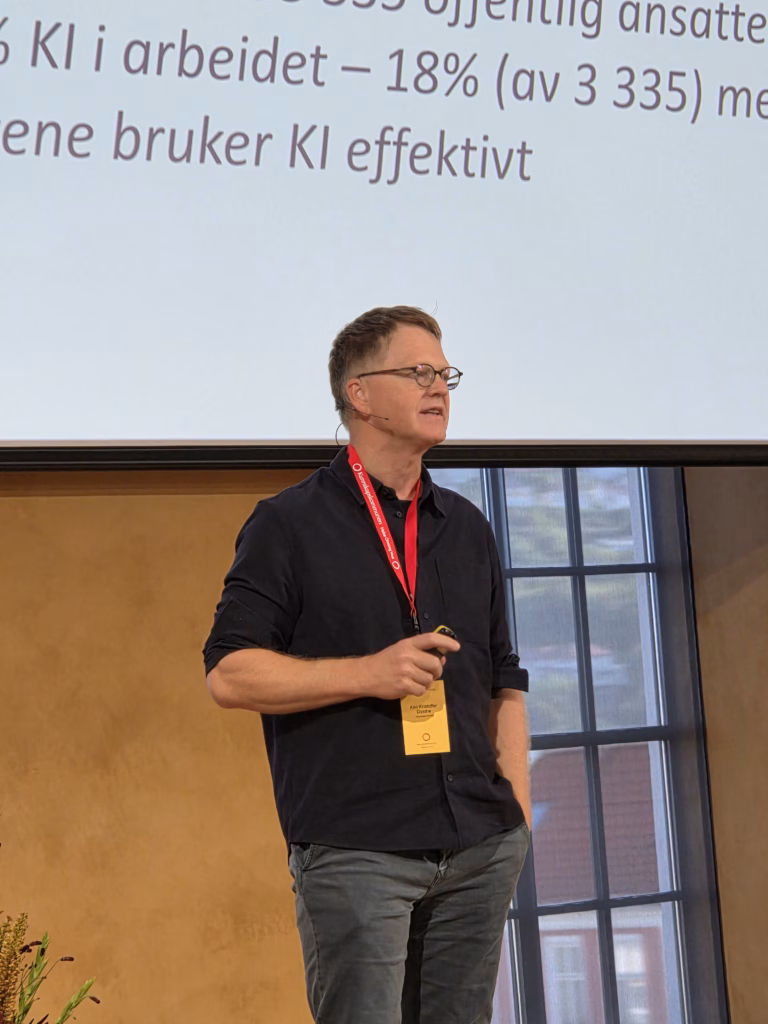 Nærbilde av foredragsholder Kristoffer K. Dysthe på scenen.