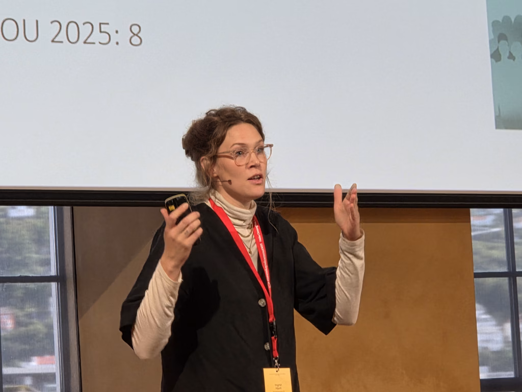 Nærbilde av foredragsholder Kristin Hjort på scenen.