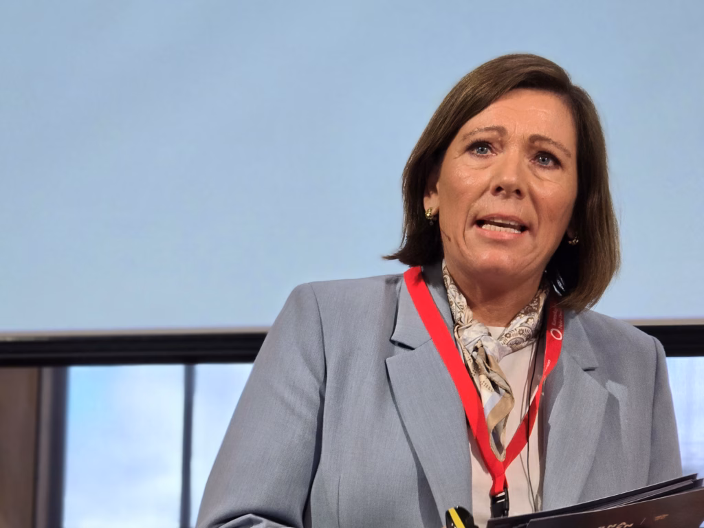 Nærbilde av foredragsholder Monica T. Melvold på scenen.