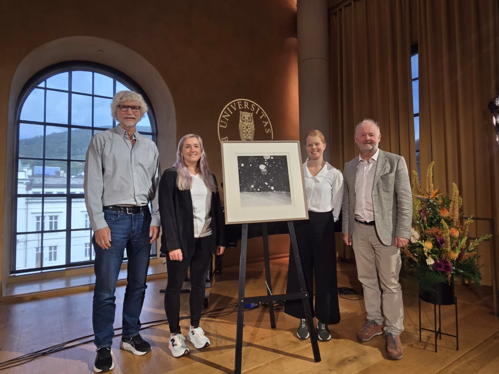 Representanter fra prosjektet var til stede for å motta prisen.
F.v.: Gunnar T. Bondevik, Karen Haugvaldstad, Julie S. Knutsen og Steinar Hunskår. Alle står ved kunstverket som var prisen de fikk (et maleri) og en blomsteroppsats på scenen.
Foto: Berit Angelskår